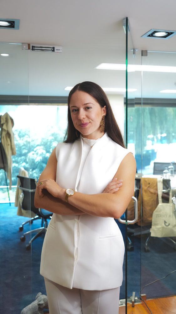 Andressa Bordon em ambiente de trabalho