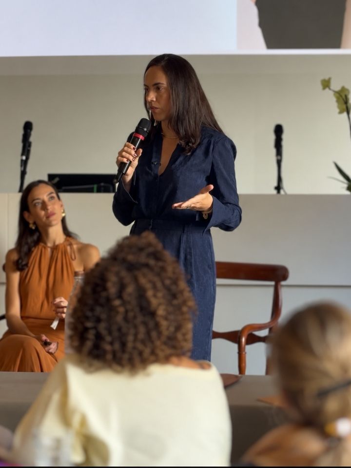 Andressa Bordon palestrando para profissionais em evento da Turney Academy