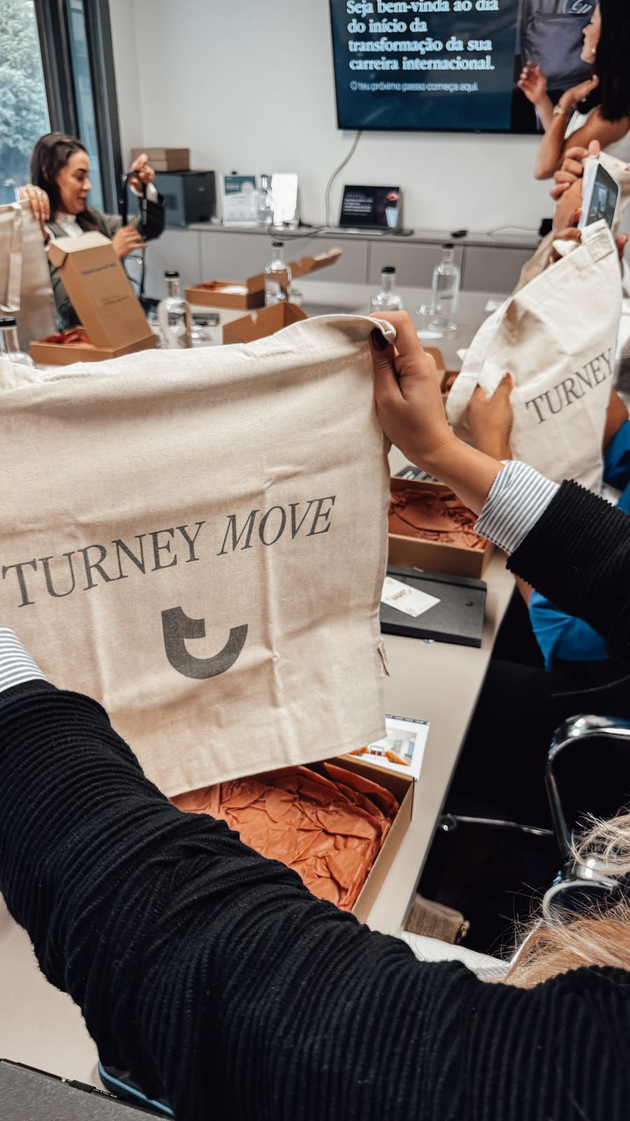 Mentoradas abrindo o kit Turney Move em uma imersão presencial